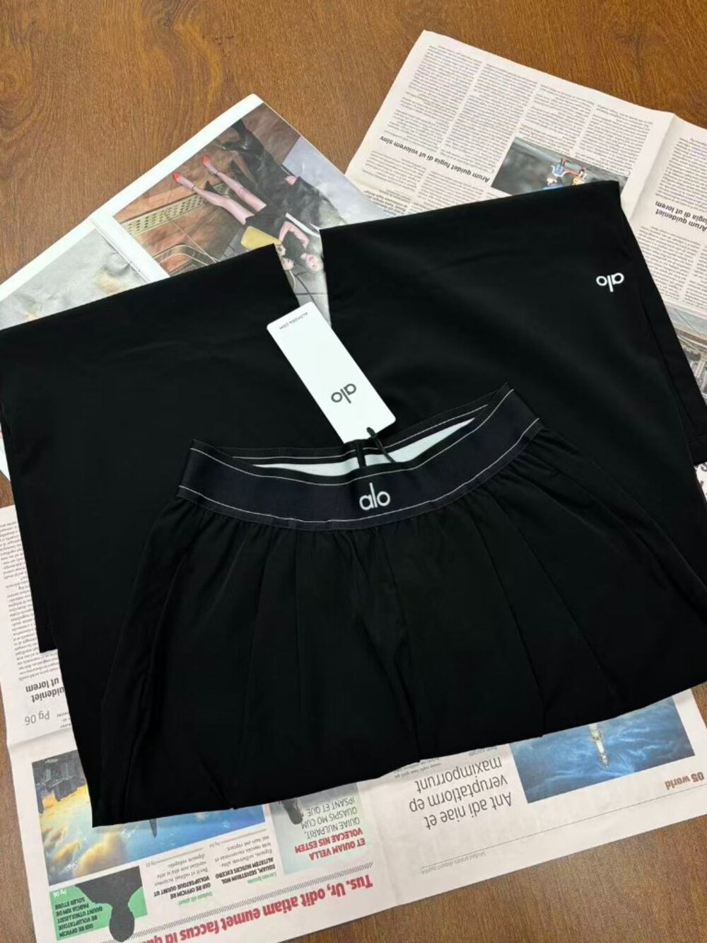NWT🌟 Alo Yoga Black Bestselling Loose Yoga Pants🌟Inner seam length 30 inches - Picture 2 of 7